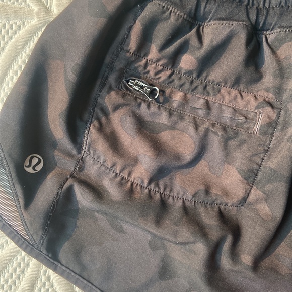 Lululemon hot short size 4 in black camo - Picture 4 of 7